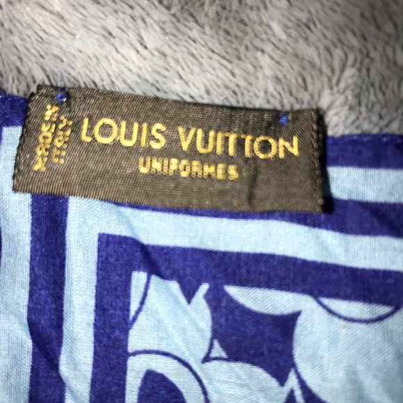 LIMITED EDITION AUTHENTIC Louis Vuitton scarf - Picture 4 of 4